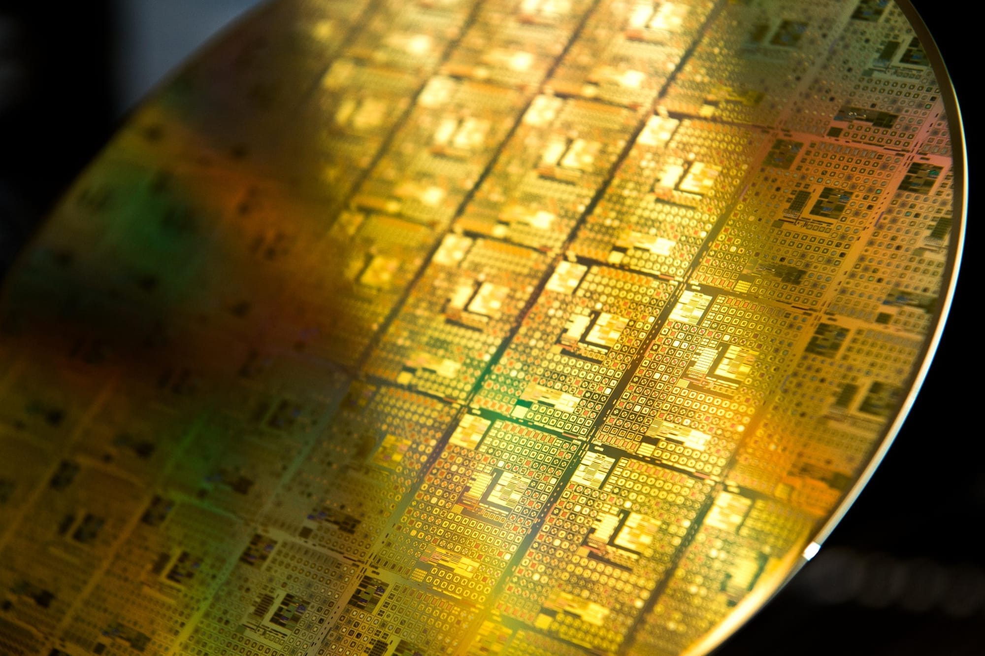 ASML advierte que no podrá cubrir toda la demanda de máquinas para fabricar chips en 2027 y 2028