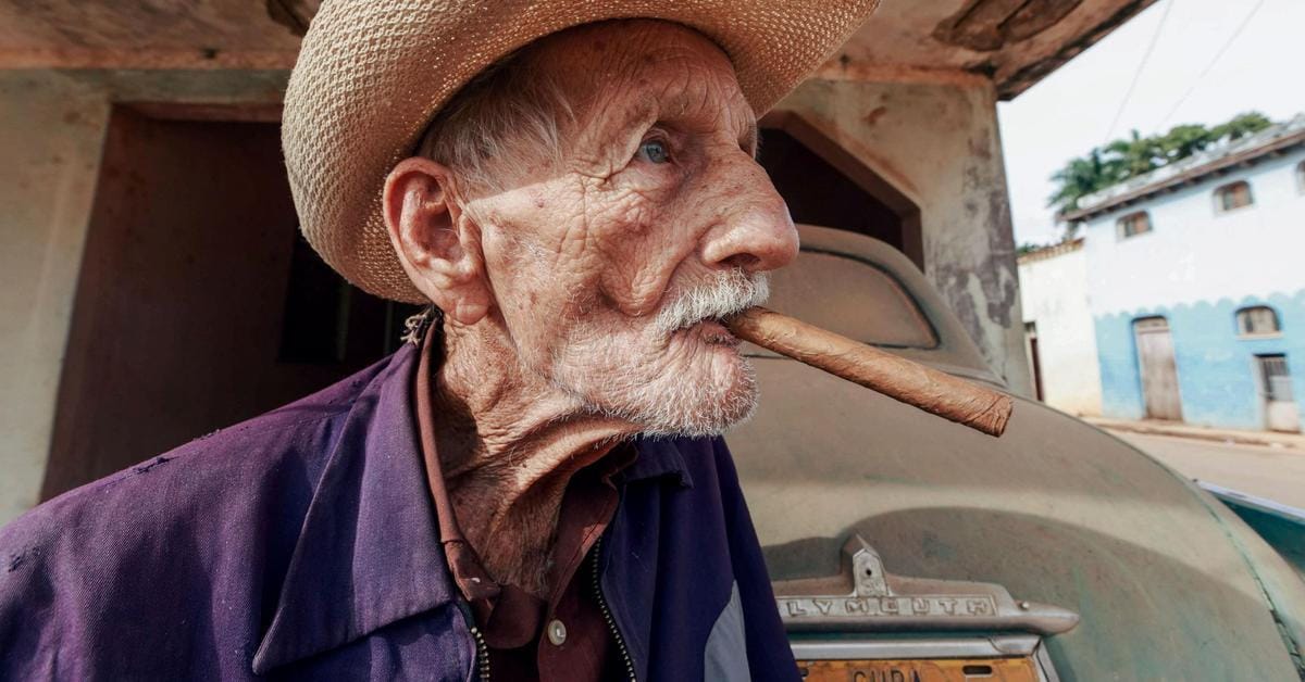 Cohiba de lujo en Londres, tabaco sin marca en La Habana
