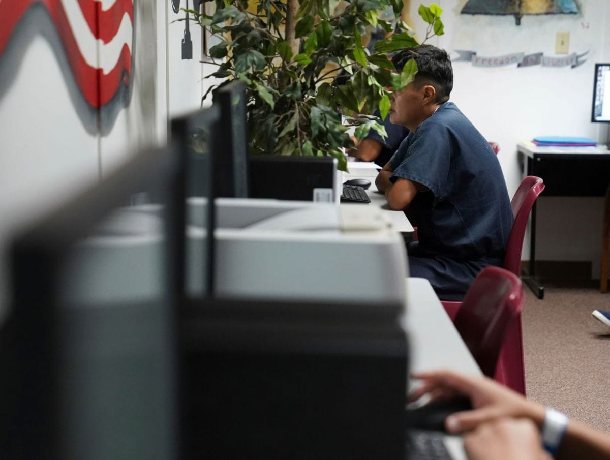 ICE interroga a detenidos por voto ilegal y revisa 99 millones de registros