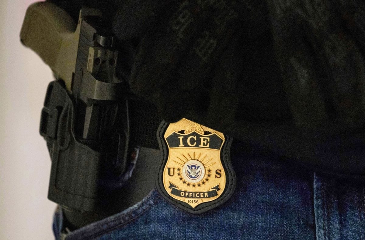 Fue por unas identificaciones y terminó detenida por ICE