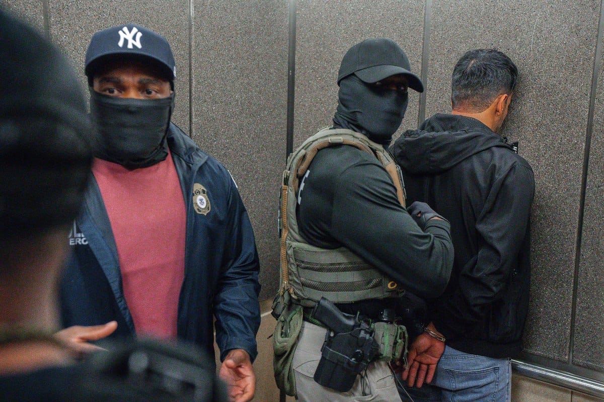 ICE frena arrestos en tribunales y limita persecuciones vehiculares