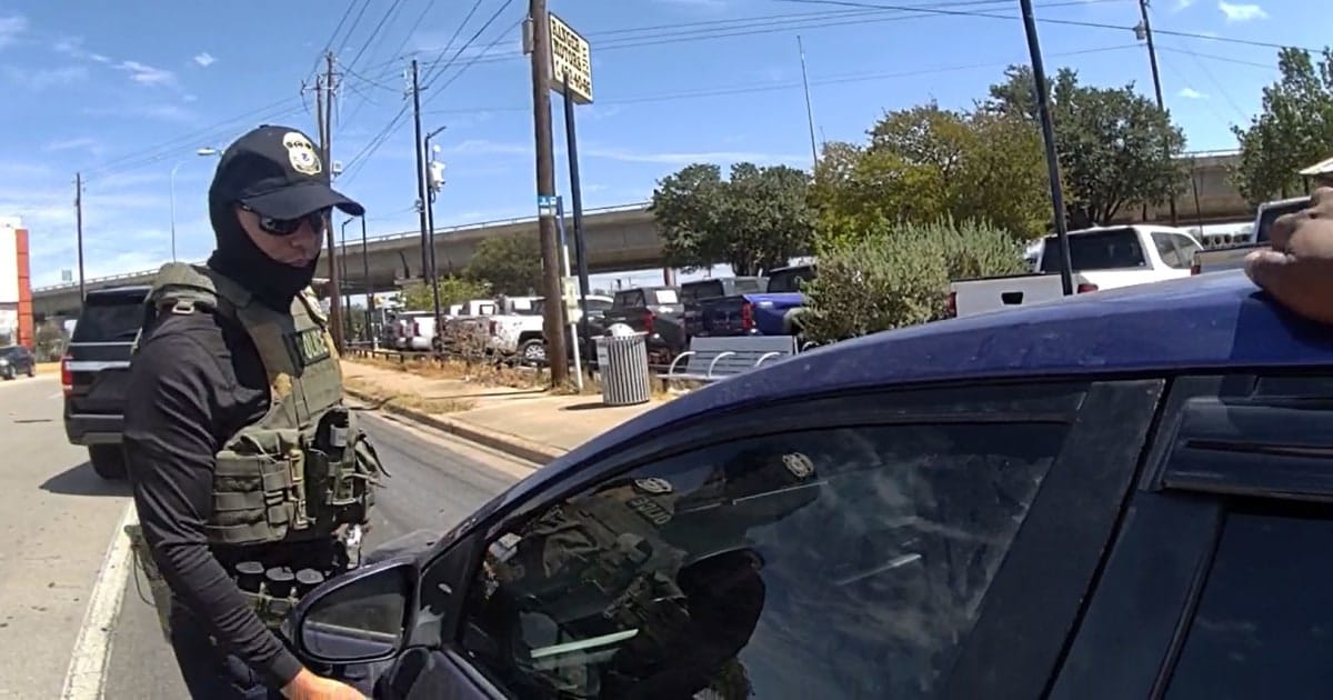 Juez mantiene detenido al repartidor venezolano baleado por ICE