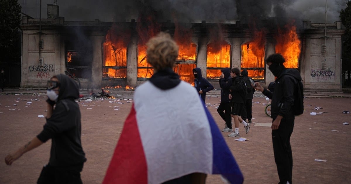 Francia vive una jornada de disturbios con 1,800 detenidos