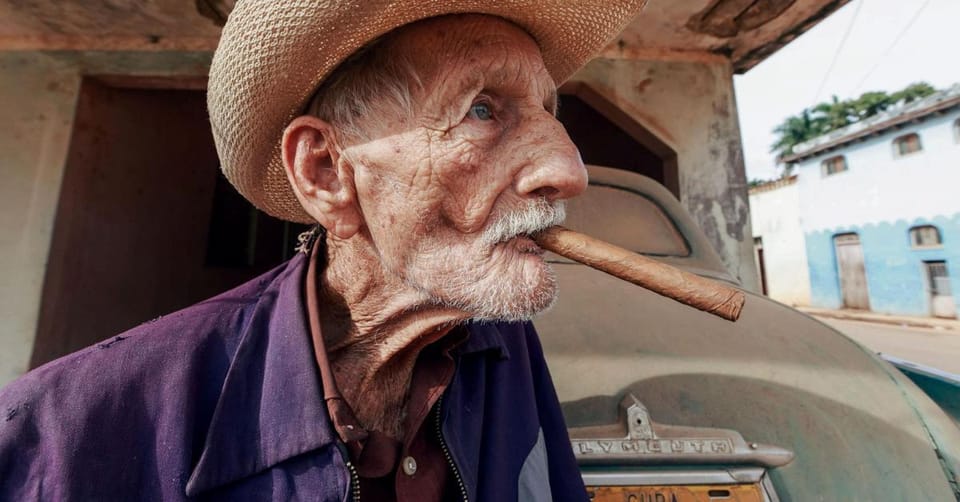 Cohiba de lujo en Londres, tabaco sin marca en La Habana