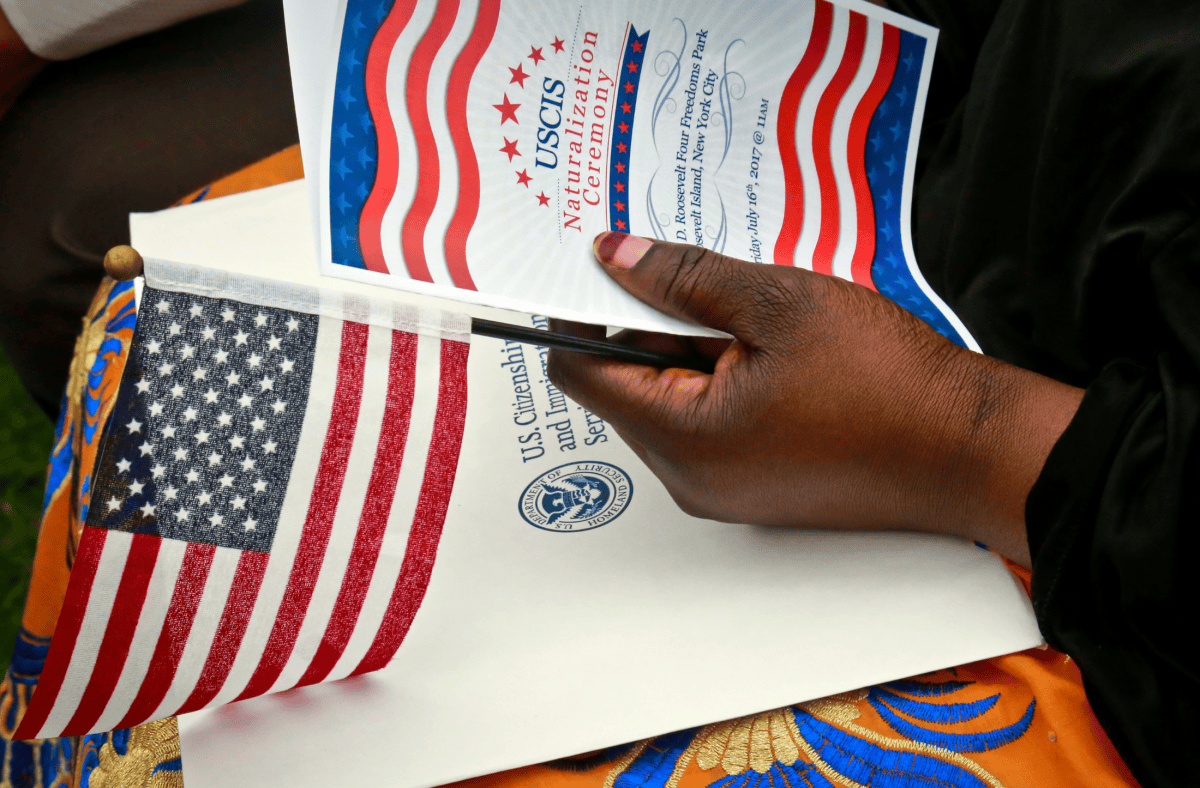 Suben hoy las tarifas de USCIS para permisos, TPS y asilo