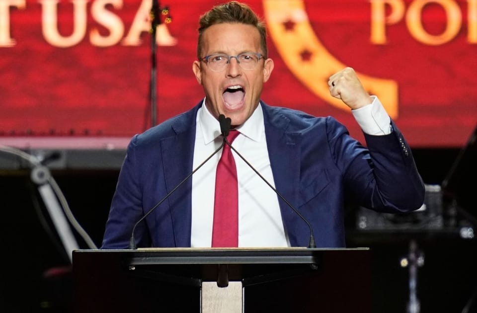 Benny Johnson es demandado por llamar “terroristas” a manifestantes de ICE