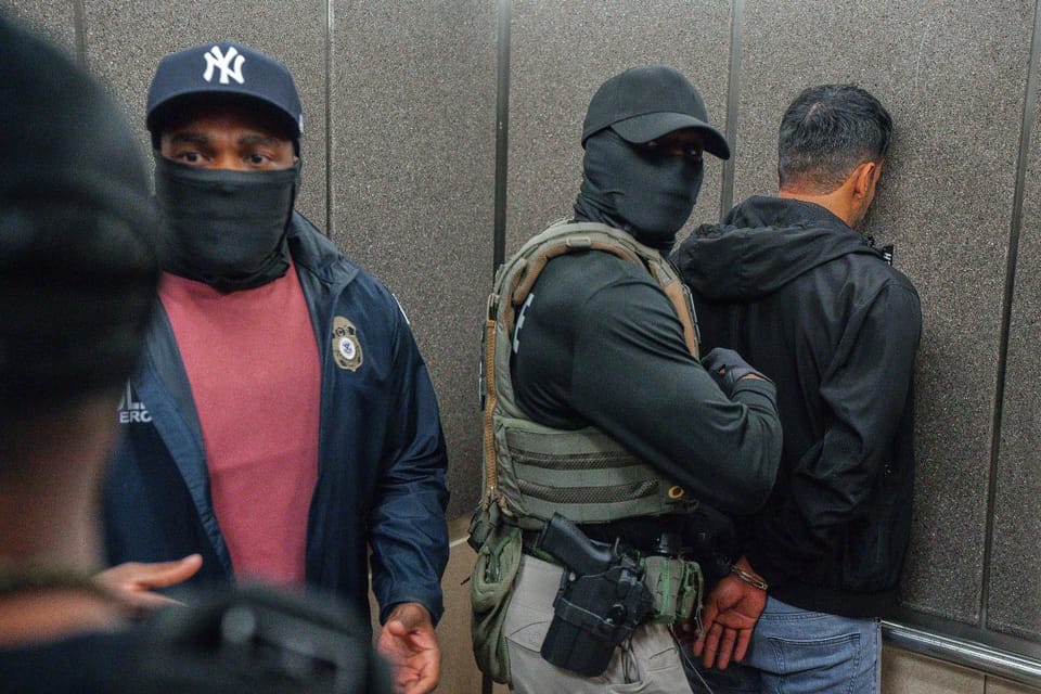 ICE frena arrestos en tribunales y limita persecuciones vehiculares