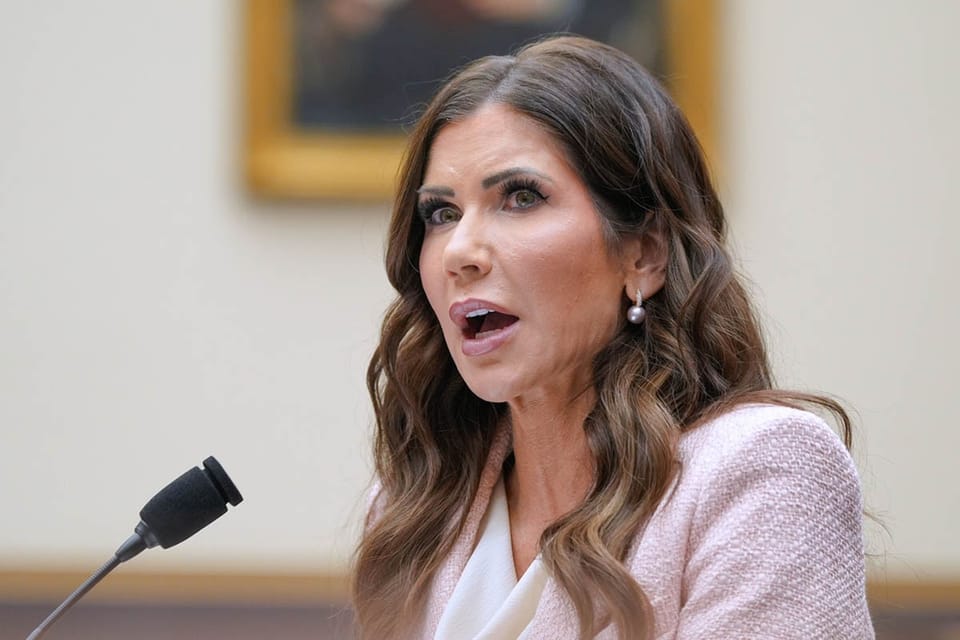 Acusan a Kristi Noem de haber adquirido aviones a precios inflados para deportar inmigrantes