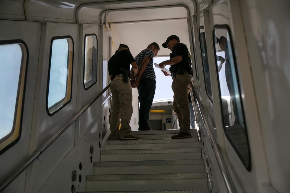 Denver aprueba contrato con aerolínea vinculada a traslados de ICE